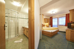 Familienzimmer mit Badezimmer