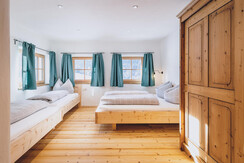 Schlafzimmer mit 1 Doppelbett u. 2 Einzelbetten