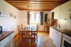 Voll ausgestattete Küche mit Essbereich Voll ausgestattete Küche mit Essbereich