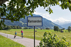 Einradfahren im Dorf Ramseiden Einradfahren im Dorf Ramseiden