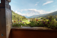 Aussicht mit Bick zu den Bergbahnen und ins Tal Aussicht mit Bick zu den Bergbahnen und ins Tal