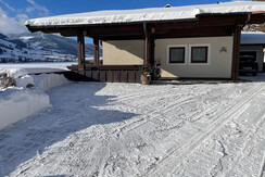 Zufahrt zum Ferienhaus mit Parkplätze