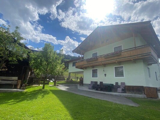 Terrasse mit genug "Sitz"- und "Chillmöglichkeit" Terrasse mit genug "Sitz"- und "Chillmöglichkeit"