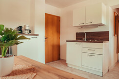 Eingang und vollausgestattete Küche