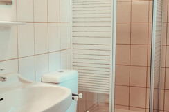 Badezimmer mit Dusche und Toilette