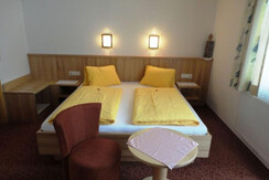 Schlafzimmer 1