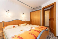 Schlafzimmer_mit_Türe_zum_Bad_und_Wohnküche Schlafzimmer_mit_Türe_zum_Bad_und_Wohnküche