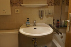 Badezimmer mit Badewanne und WC