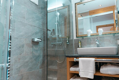 7_focus-media_web_komfortzimmer-heimat-bad1