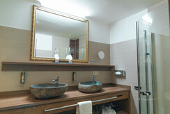 7_focus-media_web_juniorsuite-spielberg-bad1