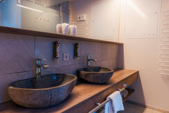 7_focus-media_web_komfortzimmer-pinzgauerin-bad3