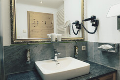 7_focus-media_web_juniorsuite-bergglueck-bad2