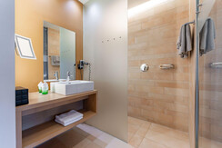 ritzenhof-zimmer-und-suiten-zimmer-seeblick-badezi ritzenhof-zimmer-und-suiten-zimmer-seeblick-badezi