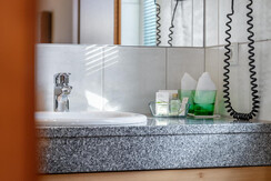 ritzenhof-zimmer-und-suiten-familienzimmer-bad-det ritzenhof-zimmer-und-suiten-familienzimmer-bad-det