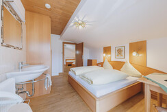 Blick in den nächsten Zimmerraum