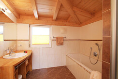 großes Badezimmer mit Badewanne und Regendusche