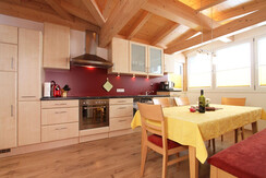 tolle Küche mit großem Tisch und schöner Aussicht