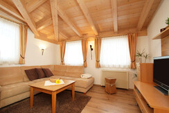 schönes Wohnzimmer zum Relaxen mit 4K Ultra HD TV