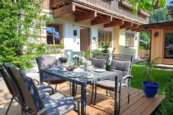 Holzterrasse im Gartenbereich