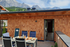 Sonnenterrasse mit Sitzgelegenheit