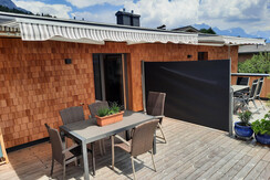Sonnenterrasse mit Esstisch